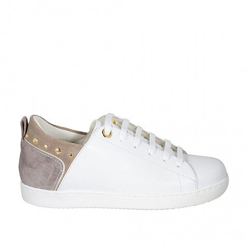 Chaussure pour femmes à lacets avec semelle amovible et goujons en cuir blanc et daim beige talon compensé 2 - Pointures disponibles:  44