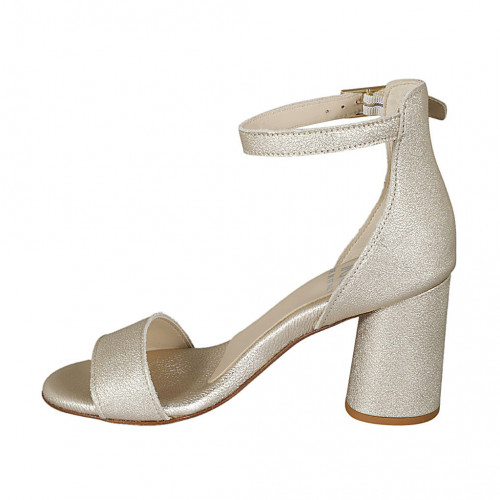 Offener Damenschuh mit Riem aus platinfarbenem laminiertem Leder Absatz 7