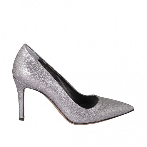 Woman's pump in silver glittered...