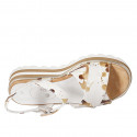 Sandalo da donna in pelle stampata bianca e marrone con cinturino zeppa 4 - Misure disponibili: 45