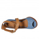 Scarpa aperta da donna in tessuto jeans blu e pelle color cuoio con cinturino incrociato tacco 10 - Misure disponibili: 33, 34, 42, 43