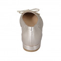 Zapato de salon con moño para mujer en piel y piel perforada laminada platino tacon 2 - Tallas disponibles:  33, 34, 42, 43, 45