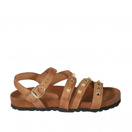 Sandalia para mujer con tachuelas y cinturon en piel cognac cuña 2 - Tallas disponibles:  33