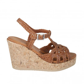 Sandalia para mujer en piel trensada cognac con cinturon, plataforma y cuña 9 - Tallas disponibles:  43, 44