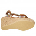 Sandalia para mujer en piel cognac con cierres de velcro, perlas y cuña 9 - Tallas disponibles:  42