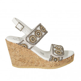 Sandale pour femmes en cuir blanc avec fermetures velcro, perline et talon compensé 9 - Pointures disponibles: 43, 45