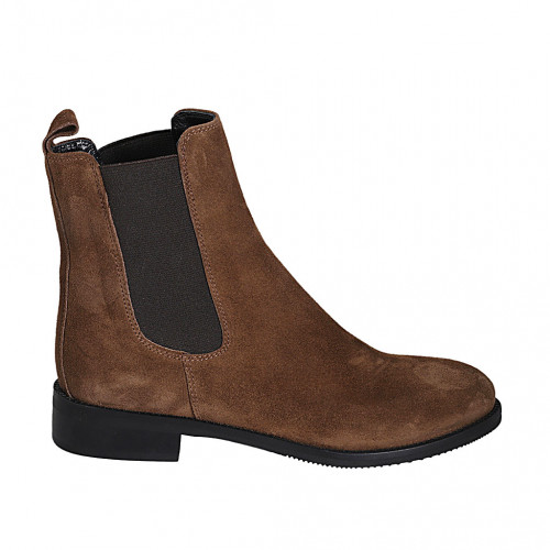 Woman's ankle boot in tan brown suede...