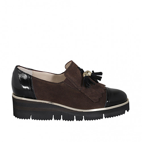 Mocassin pour femmes avec elastiques, glands et franges en daim marron et cuir verni noir talon compensé 4 - Pointures disponibles:  45, 46