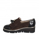 Mocassin pour femmes avec elastiques, glands et franges en daim marron et cuir verni noir talon compensé 4 - Pointures disponibles:  45, 46