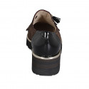 Mocassin pour femmes avec elastiques, glands et franges en daim marron et cuir verni noir talon compensé 4 - Pointures disponibles:  45, 46