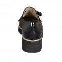 Zapato para mujer con elasticos, flecos y borlas en gamuza marron y charol negro cuña 4 - Tallas disponibles:  34, 45, 46
