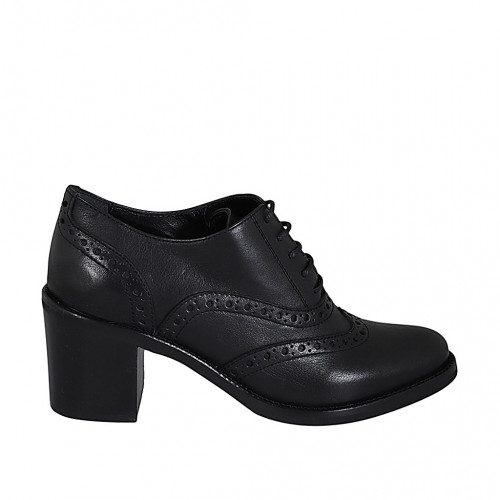 Woman's laced Oxford shoe in black...