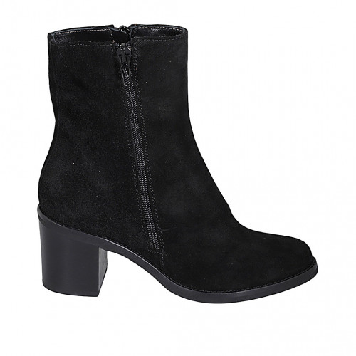 Woman's ankle boot in black suede...