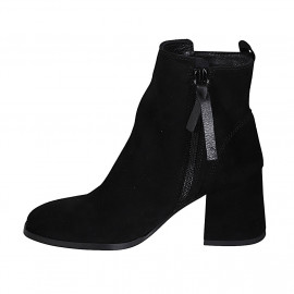 Woman's squared ankle boot... 2
