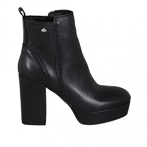 Woman's ankle boot with zipper,...