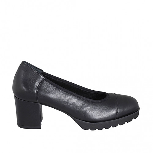 Woman's pump with captoe in black...