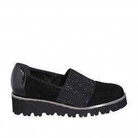 Scarpa accollata da donna con elastico e strass in camoscio e vernice nera zeppa 4 - Misure disponibili: 42