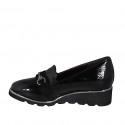 Zapato cerrado para mujer con elasticos, accesorio y plantilla extraible en charol negro cuña 4 - Tallas disponibles:  34, 42