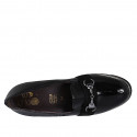 Zapato cerrado para mujer con elasticos, accesorio y plantilla extraible en charol negro cuña 4 - Tallas disponibles:  34, 42