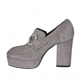 Mocasino para mujer con plataforma y accesorio en gamuza gris tacon 10 - Tallas disponibles:  42, 43, 44 2