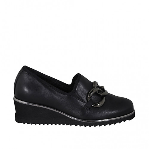 Scarpa accollata da donna in pelle nera con elastici e catena zeppa 4 - Misure disponibili: 44