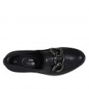 Scarpa accollata da donna in pelle nera con elastici e catena zeppa 4 - Misure disponibili: 44