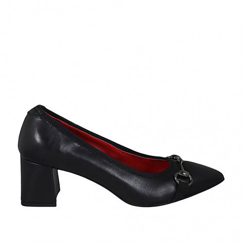 Zapato de salon para mujer en piel negra con accesorio tacon 6 - Tallas disponibles:  32, 43, 45