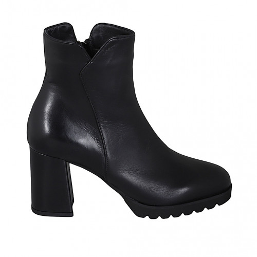 Woman's ankle boot in black leather...