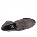 Mocassin pour femmes avec accessoire en daim taupe talon 6 - Pointures disponibles:  44, 45