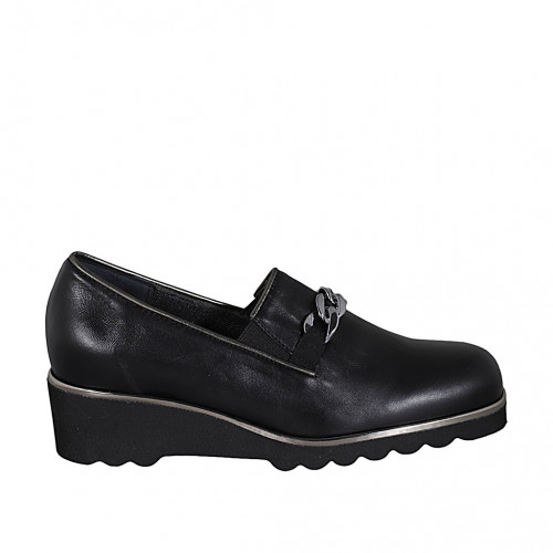 Woman's highfronted shoe with elastics, chain and removable insole in black leather wedge heel 4 - Available sizes:  32, 34, 43, 45