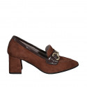 Mocasino a punta para mujer con accesorio en gamuza cognac y charol marron tacon 6 - Tallas disponibles:  42, 43, 44