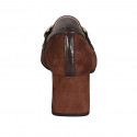 Mocasino a punta para mujer con accesorio en gamuza cognac y charol marron tacon 6 - Tallas disponibles:  42, 43, 44