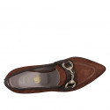 Mocasino a punta para mujer con accesorio en gamuza cognac y charol marron tacon 6 - Tallas disponibles:  42, 43, 44