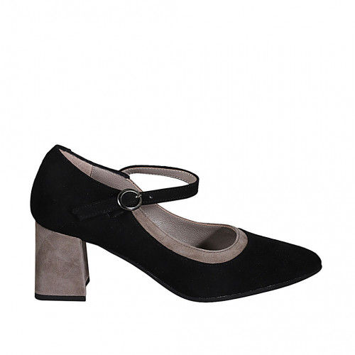 Woman's pointy pump in black and...