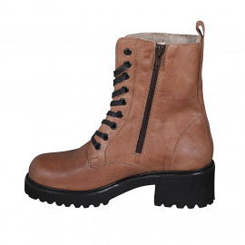 Botin para mujer con cordones, forro en pelaje y cremallera en piel cognac tacon 5 - Tallas disponibles:  42 2