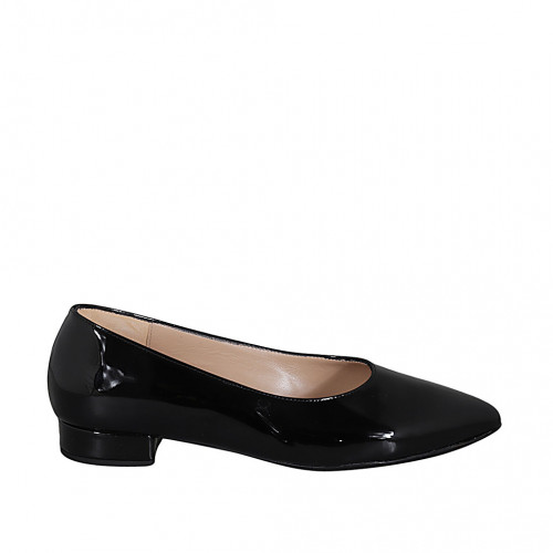 Woman's pointy shoe in black patent...