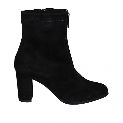 Woman's ankle boot with zippers in...