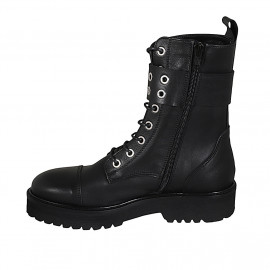 Woman's laced ankle boot... 2