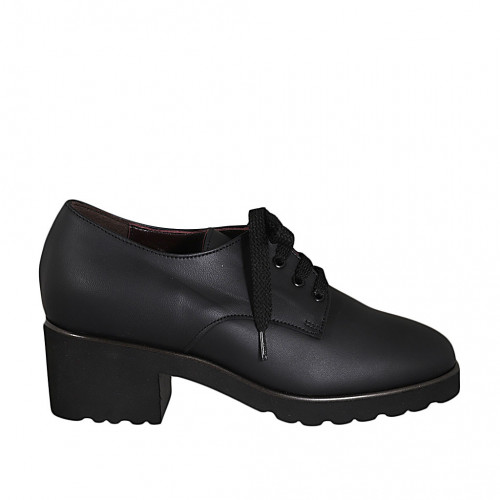 Woman's shoe in black leather with...