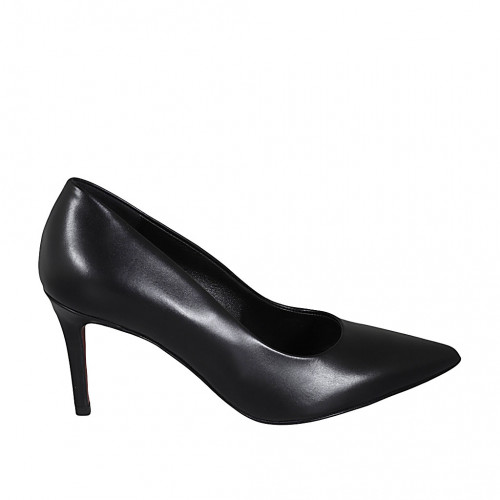 Women's pointy pump in black-colored...