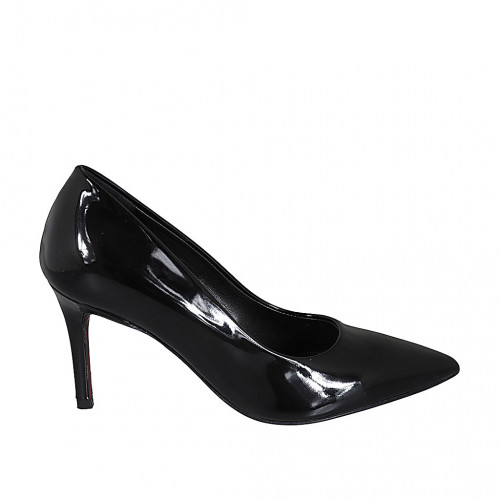 Woman's pointy pump in black patent...