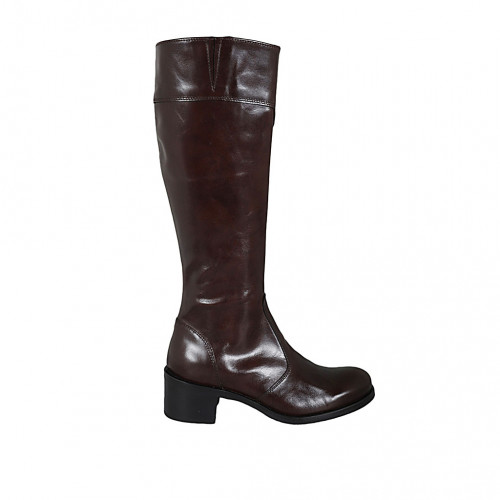 Woman's boot with zipper in brown...