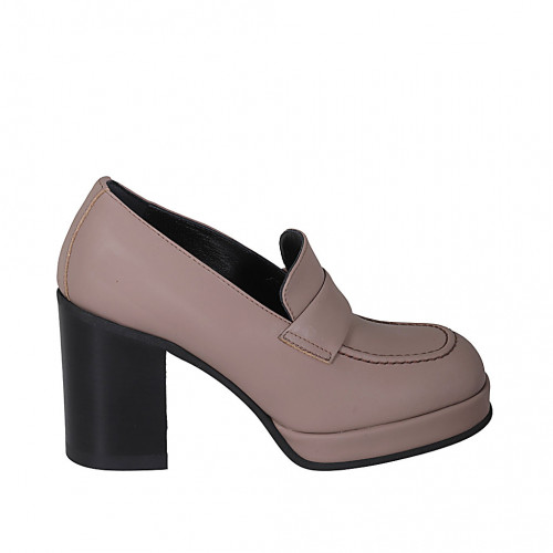 Woman's loafer in matt nude leather...