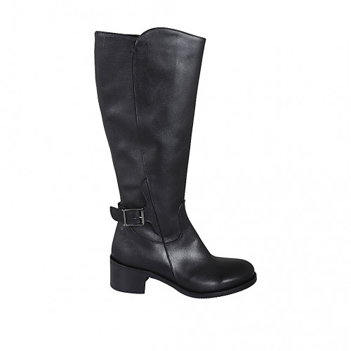 Woman's boot with buckle and zipper...