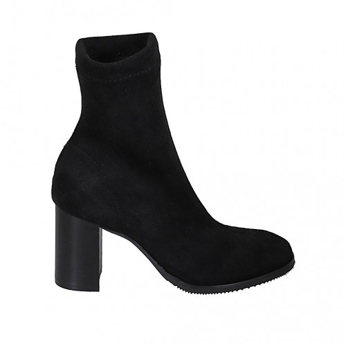 Woman's ankle boot in black elastic...
