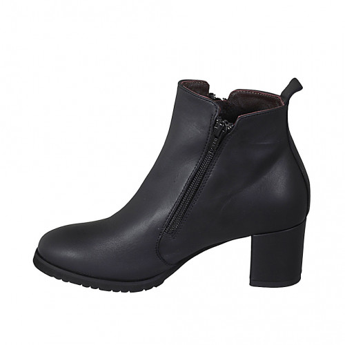 Woman's ankle boot in black leather...