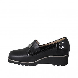 Mocassin pour femmes avec accessoire, elastiques et semelle amovible en cuir et cuir verni noir talon compensé 4 - Pointures disponibles:  45 2