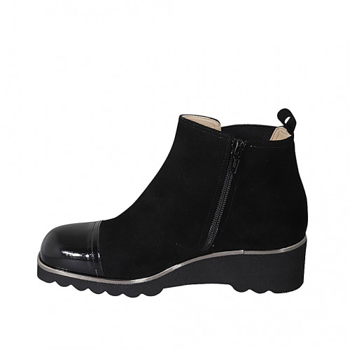 Damenstiefelette mit abnehmbarer Innensohle, Gummiband und Reißverschluss aus schwarzem Wild- und Lackleder Keilabsatz 4
