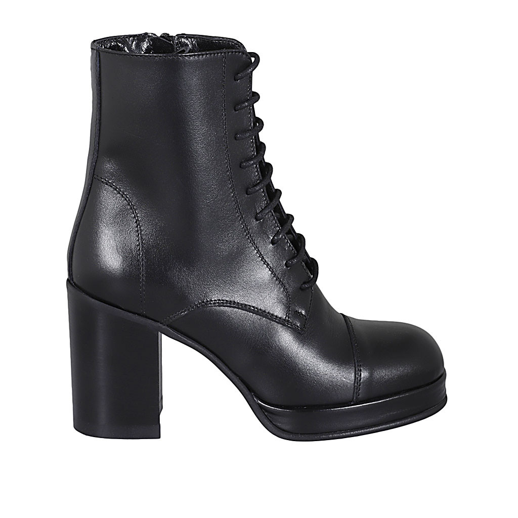 Woman's laced ankle boot with zipper, captoe and platform in black