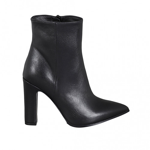 Woman's pointy ankle boot in black...